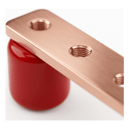 Barra Distribución Tierra Rack 19 in / Cobre 100% / 550A / Aisladores Rojos / 0.64 cm (0.25 in) / J-STD-607-A