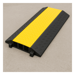Protector de Cable de 3 Canales / Base de Goma y Tapa de Plástico / Tamaño del Canal 56x55MM / Capacidad de Carga 6.1 Toneladas / Longitud 90 cm / Ancho del Contorno 50 cm / Altura 7.5 cm / Color Amarillo-Negro / Material Hule
