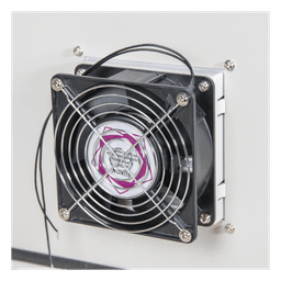 Gabinete Ventilado de Acero IP55 Uso en Exterior (593 x 609 x 399 mm) con Placa Trasera Interior Metálica y Compuerta Inferior Atornillable. Incluye Ventilador, Ventilas, filtros, Montaje Rack 19", Terminal de Tierra Física, Chapas y Ll
