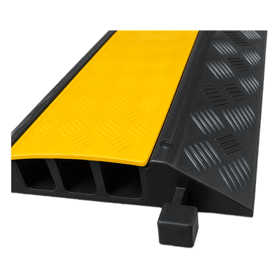 Protector de Cable de 3 Canales / Base de Goma y Tapa de Plástico / Tamaño del Canal 30x30mm / Capacidad de Carga 5 Toneladas / Longitud 90 cm / Ancho del Contorno 50 cm / Altura 4.5 cm / Color Amarillo-Negro / Material Hule