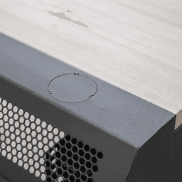 Consola Profesional para Monitoreo o Computo | Ranura para Base de Monitores | Microperforaciones | Luces LED Decorativas | Tomacorriente HTCM1U10C | Tapas Organizadoras de Cables | Niveladores | Rack para Montaje de Equipos | Ranura Pasaca