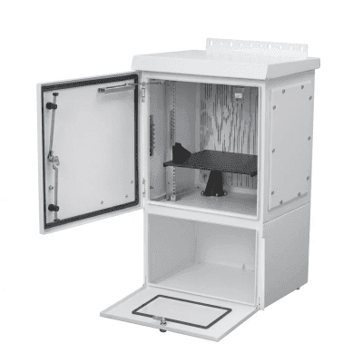 Gabinete Para Exterior OSP ComLine de 18 UR con espacio para Baterías, 600 mm de Ancho, 500 mm de Profundidad De Aluminio, Color Gris Claro Con Protección NEMA 4/12/4X/3/3R; IP66