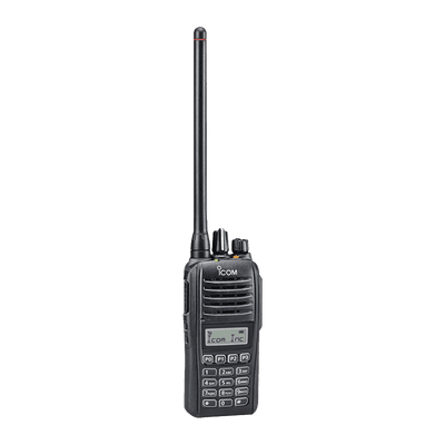 Radio digital NXDN en la banda de VHF, rango de frecuencia 136-174MHz, sumergible IP67, analógico y digital, opera en sistemas trunking y convencional, 5W de potencia.