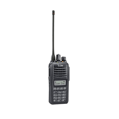 Radio digital NXDN en la banda de UHF, rango de frecuencia 400-470MHz, sumergible IP67, analógico y digital, opera en sistemas trunking y convencional, 4W de potencia.