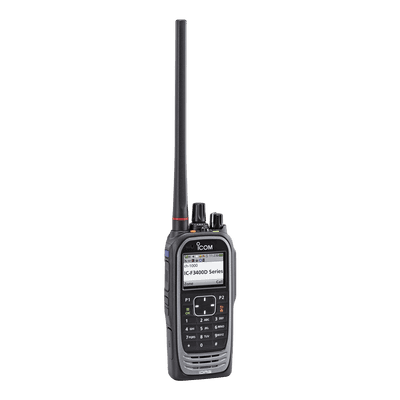 Radio digital NXDN con pantalla a color en la banda de VHF, rango de frecuencia 136-174MHz, 1024 canales, teclado DTMF, sumergible IP67, encriptación DES, GPS, bluethooth, grabador de voz.  Batería, cargador, antena y clip incluidos.