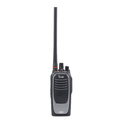 Radio digital NXDN sin pantalla en la banda de UHF, rango de frecuencia 380-470MHz, sumergible IP67, con encriptación DES, GPS,  bluethooth, grabador de voz, 32 canales.  Batería, cargador, antena y clip incluidos.