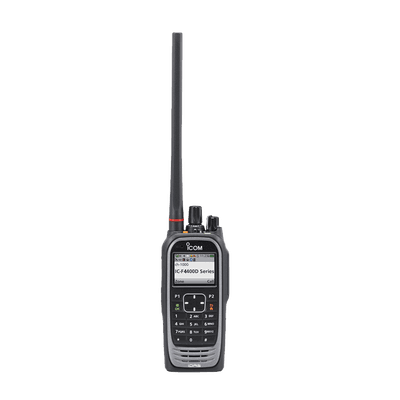 Radio digital NXDN con pantalla a color en la banda de UHF, rango de frecuencia 380-470MHz, 1024 canales, teclado DTMF, sumergible IP67, encriptación DES, GPS, bluethooth, grabador de voz.  Batería, cargador, antena y clip incluidos.