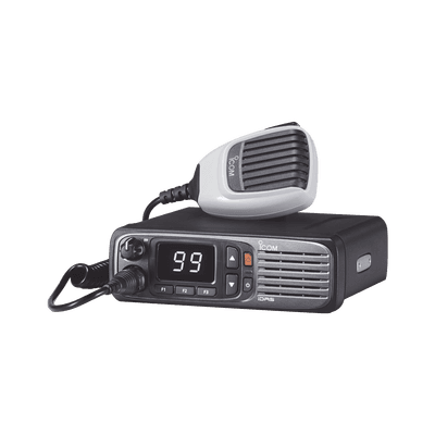 Radio móvil digital con pantalla numérica, en rango de 380-470MHz, de 99 canales seleccionables, GPS, y bluethooth. Incluye micrófono, cable de corriente y bracket.