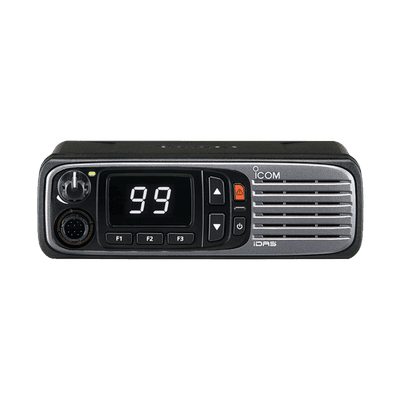 Radio móvil digital con pantalla numérica, en rango de 440-512MHz, de 99 canales seleccionables, GPS, y bluethooth. Incluye micrófono, cable de corriente y bracket.