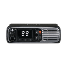 Radio móvil digital con pantalla numérica, en rango de 440-512MHz, de 99 canales seleccionables, GPS, y bluethooth. Incluye micrófono, cable de corriente y bracket.