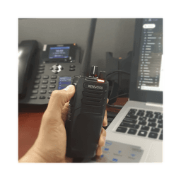 Radio portátil VHF 136-174 MHz, Digital DMR-Analógico, 5 Watts, 64 Canales, Roaming, Encriptación, GPS, Inc. antena, batería, cargador y clip
