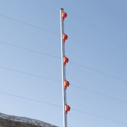 Aislador de Paso color Rojo reforzado para cercos eléctricos, resistente al clima extremoso