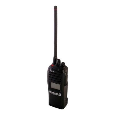 Radio digital NXDN, en la banda de VHF, rango de frecuencia 136-174MHz, 512 canales, 5W de potencia, analógico, digital y mezclado, opera en sistemas convencional, trunking y multitrunk, no incluye cargador.  