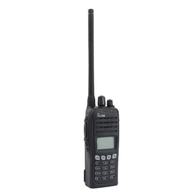 Radio digital NXDN, en la banda de VHF, rango de frecuencia 136-174MHz, 5W de potencia, 512 canales, con teclado DTMF, analógico, digital y mezclado, opera en sistemas convencional, trunking y multitrunk  